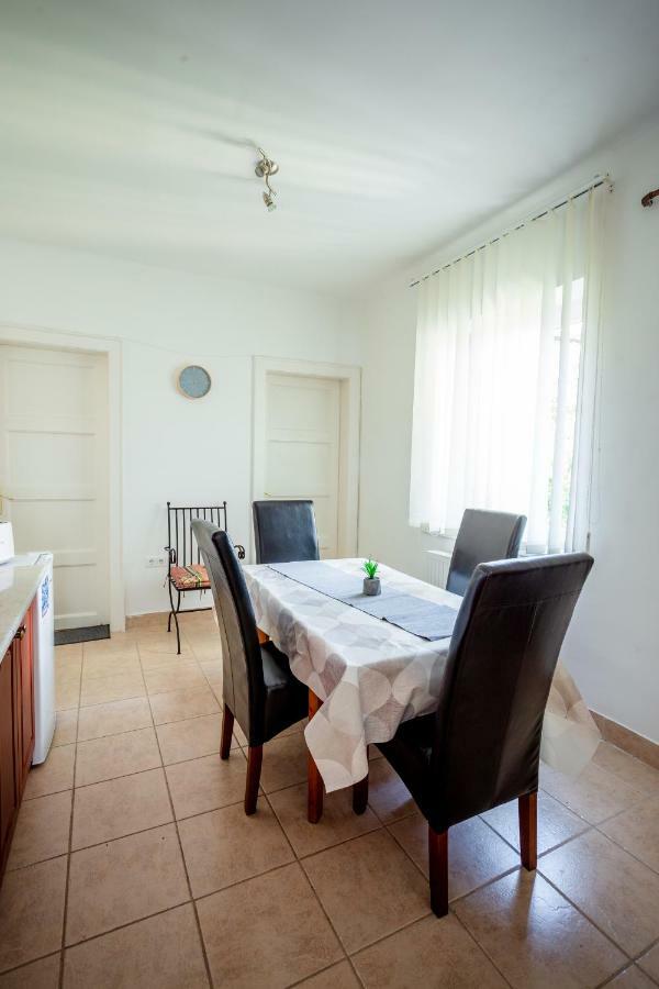 Viragos Vendeghaz Apartment *